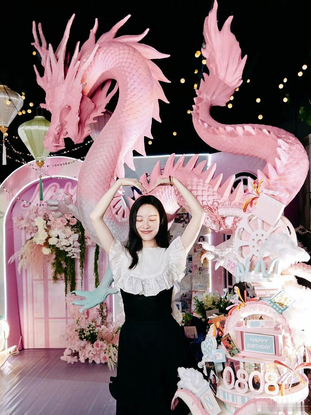 #倪妮吊带黑裙#倪妮这身吊带小黑裙图好好看，果然美女随便一出手就分分钟迷倒我！ 