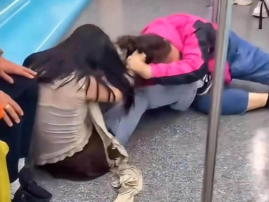 上海地铁1号线，32岁女子和66岁老太为抢座互揪头发，大打出手，警方已立案。
 