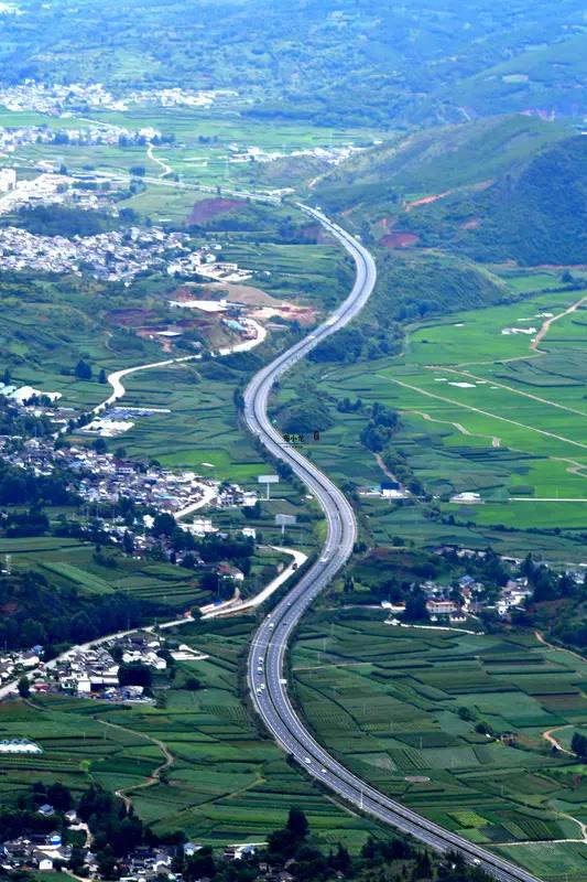 【实时路况】大理交管支队高速四大队路况提示：
2026年2月15日辖区天气晴，辖