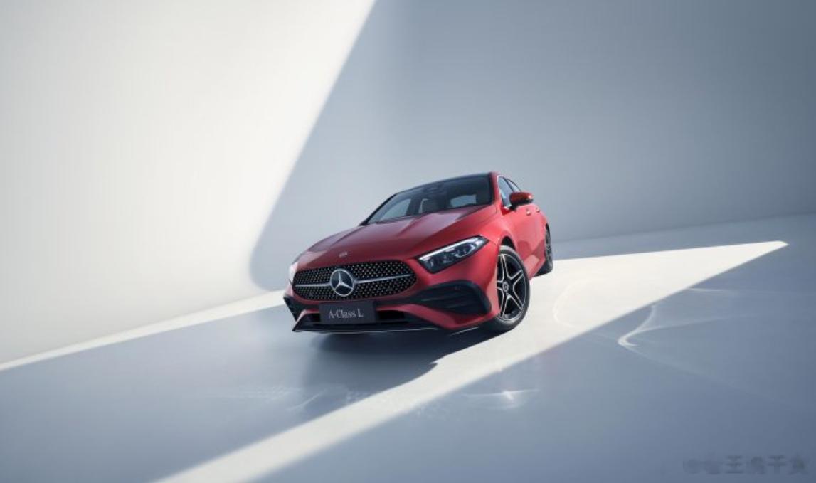新款奔驰长轴距A级轿车正式上市，共提供A 180 L、A 200 L动感型、A 