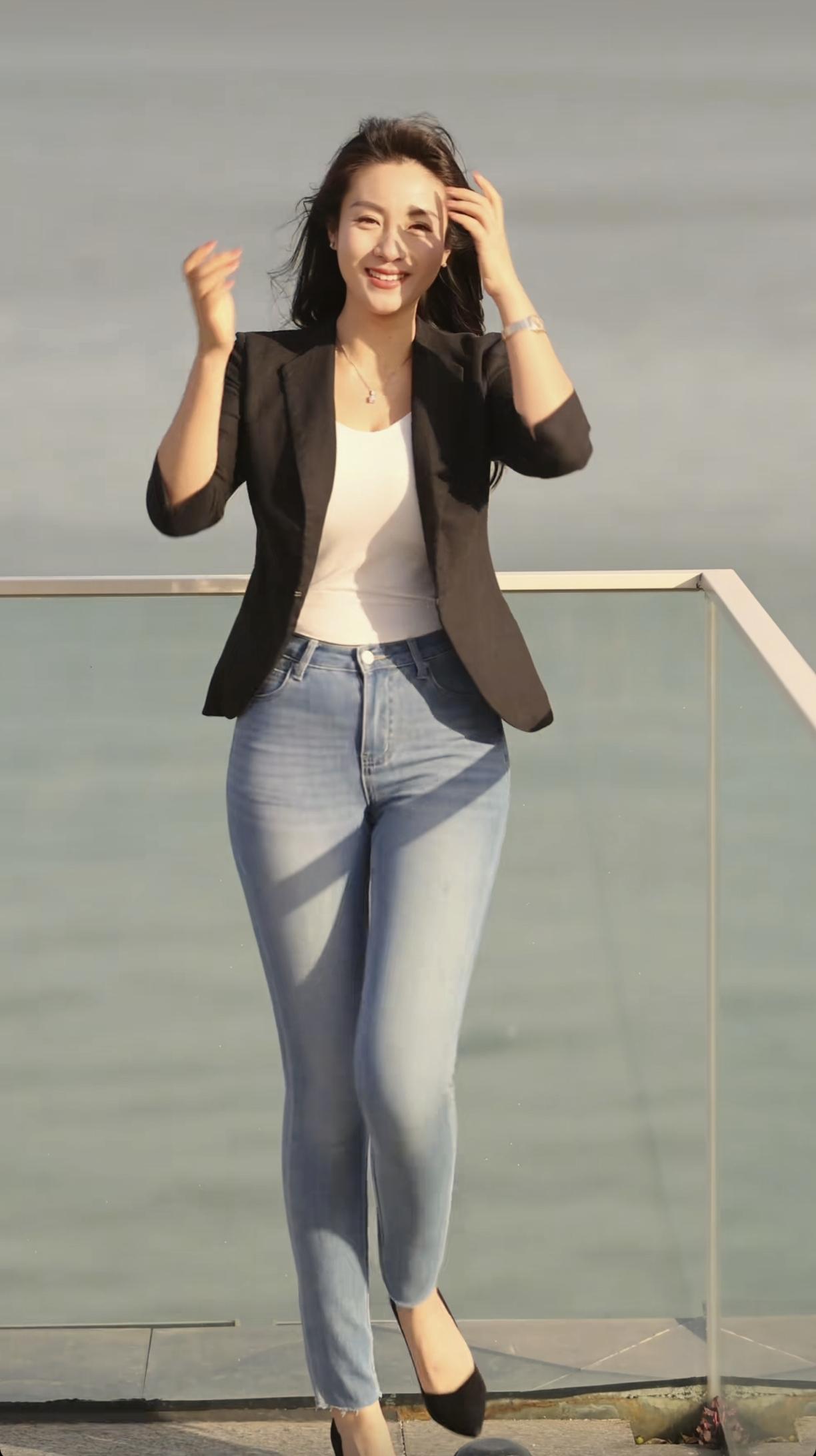 水天一色处，笑语随风起。美女的美丽体现在何处呢？ 花畔气质美照