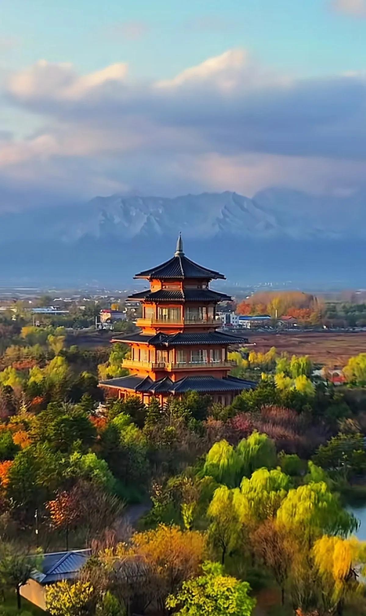 秋日古塔映山色，静谧美景入画来。渼陂湖与秦岭雪景同框美不胜收！西安城市的美景 看