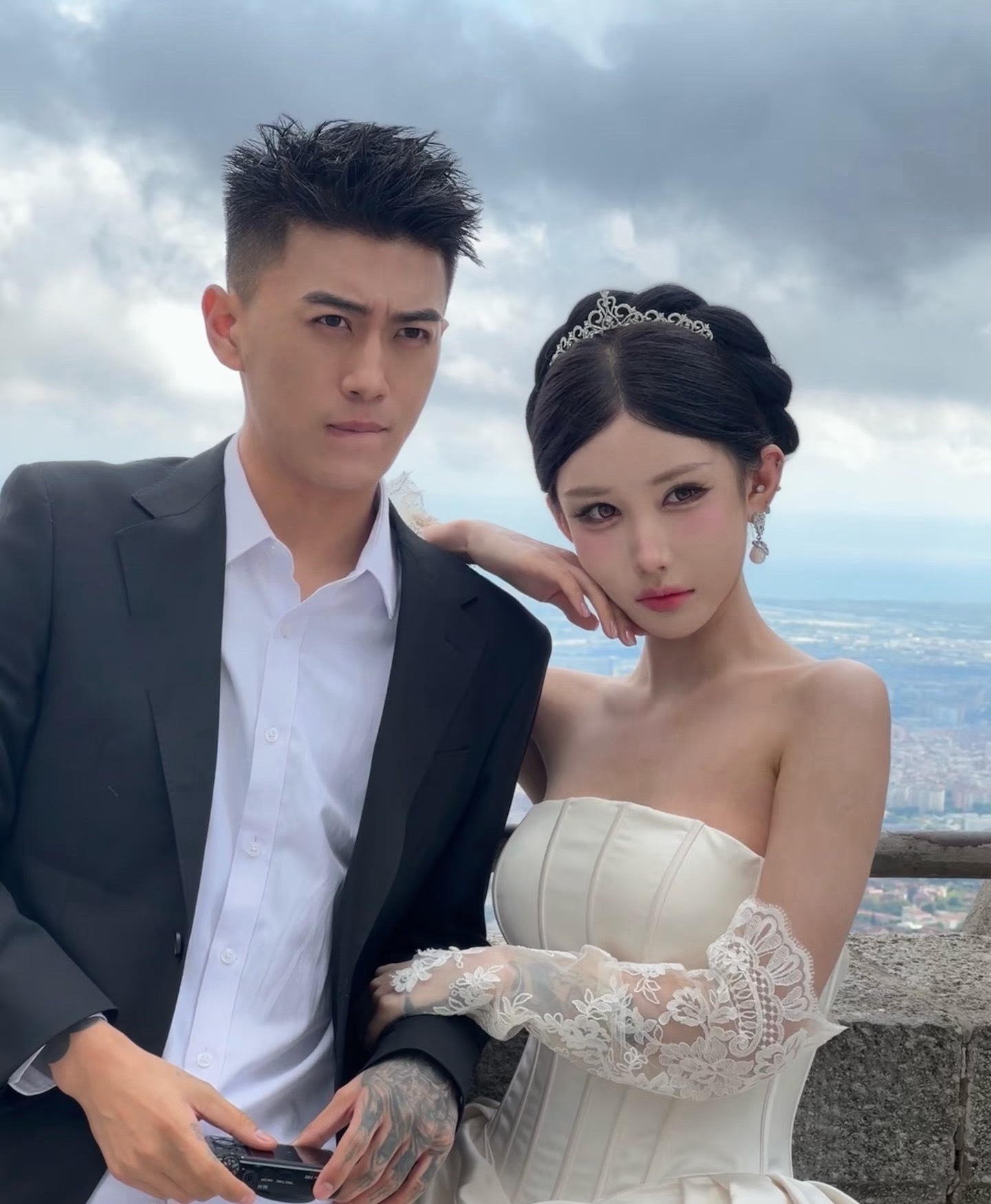 薛小婉任权西班牙拍婚纱照薛小婉任权西班牙拍婚纱照，两人好配[拜托]！ ​​​