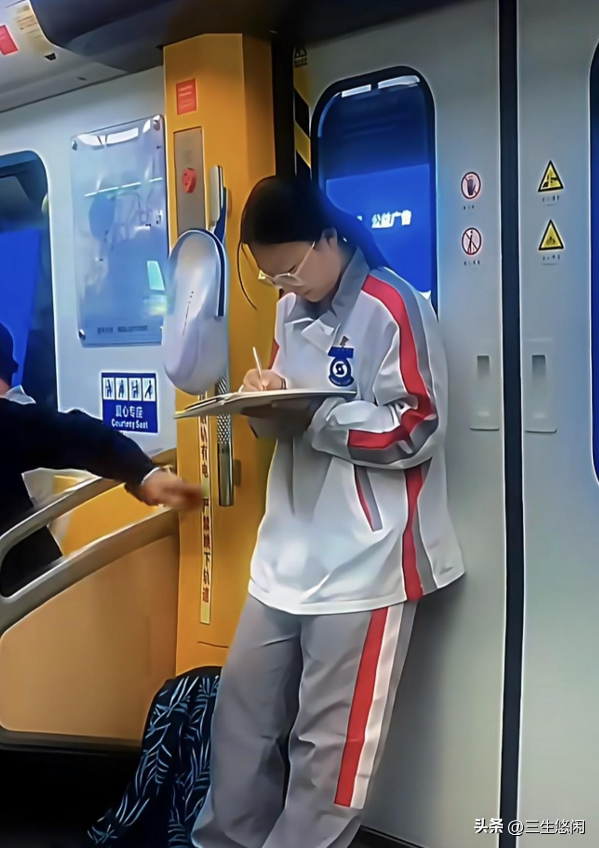 地铁里上演了让人特别暖心的一幕。
 
一个穿着校服的小姑娘，靠着车厢门，站着埋头