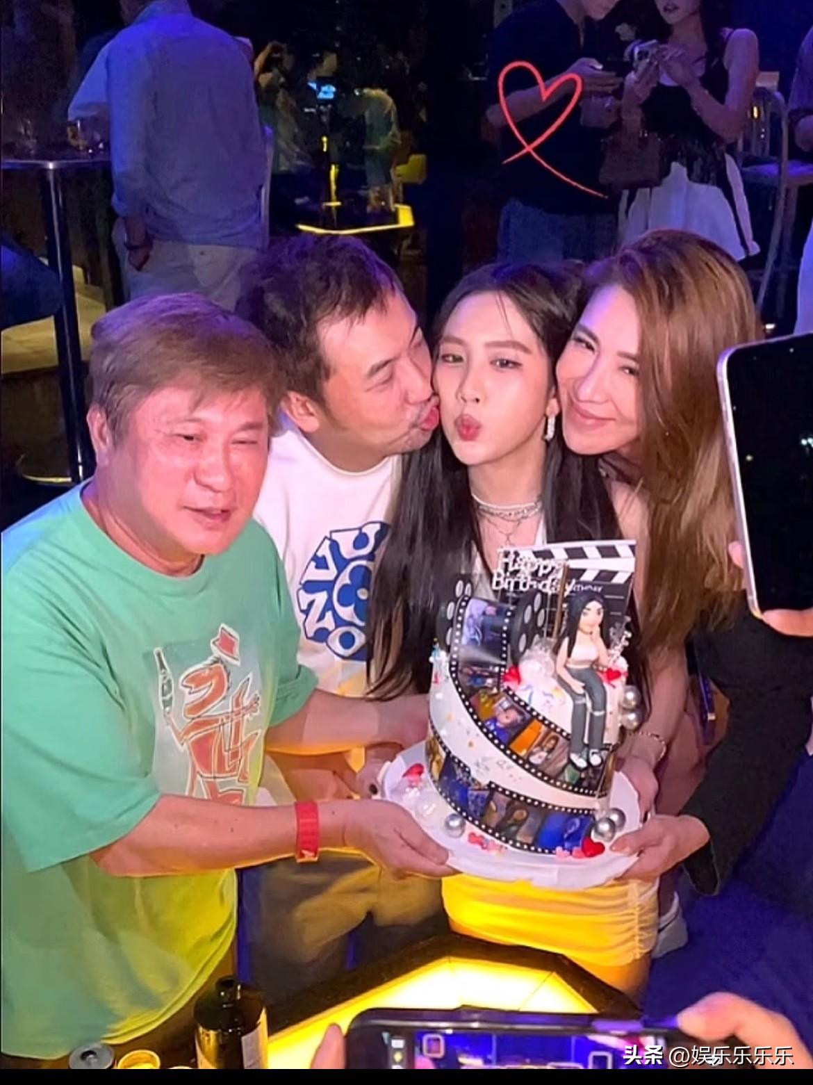 胡小祯女儿Emma❤️18岁🎂小祯男友设计蛋糕

她女儿都十八岁了？？？？我前
