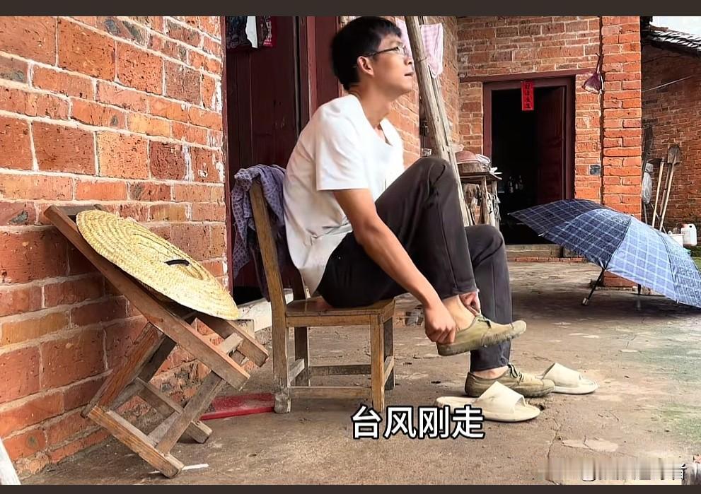 今天下午，唐尚珺更新了一则视频。视频里，哪怕是在中秋节，唐尚珺也不得闲。他赶忙扶