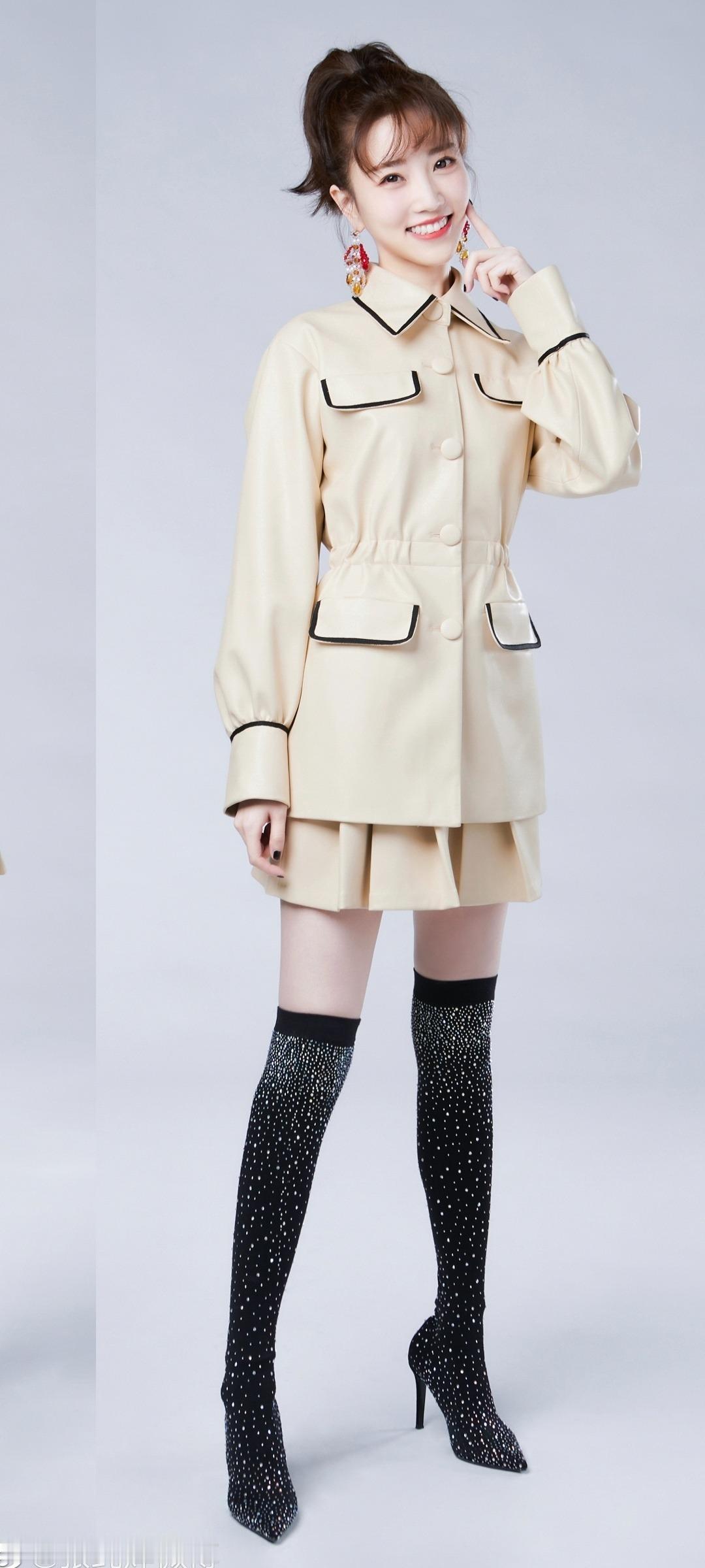 张纯烨少女写真精选，百变丝袜美腿造型美图集。张纯烨