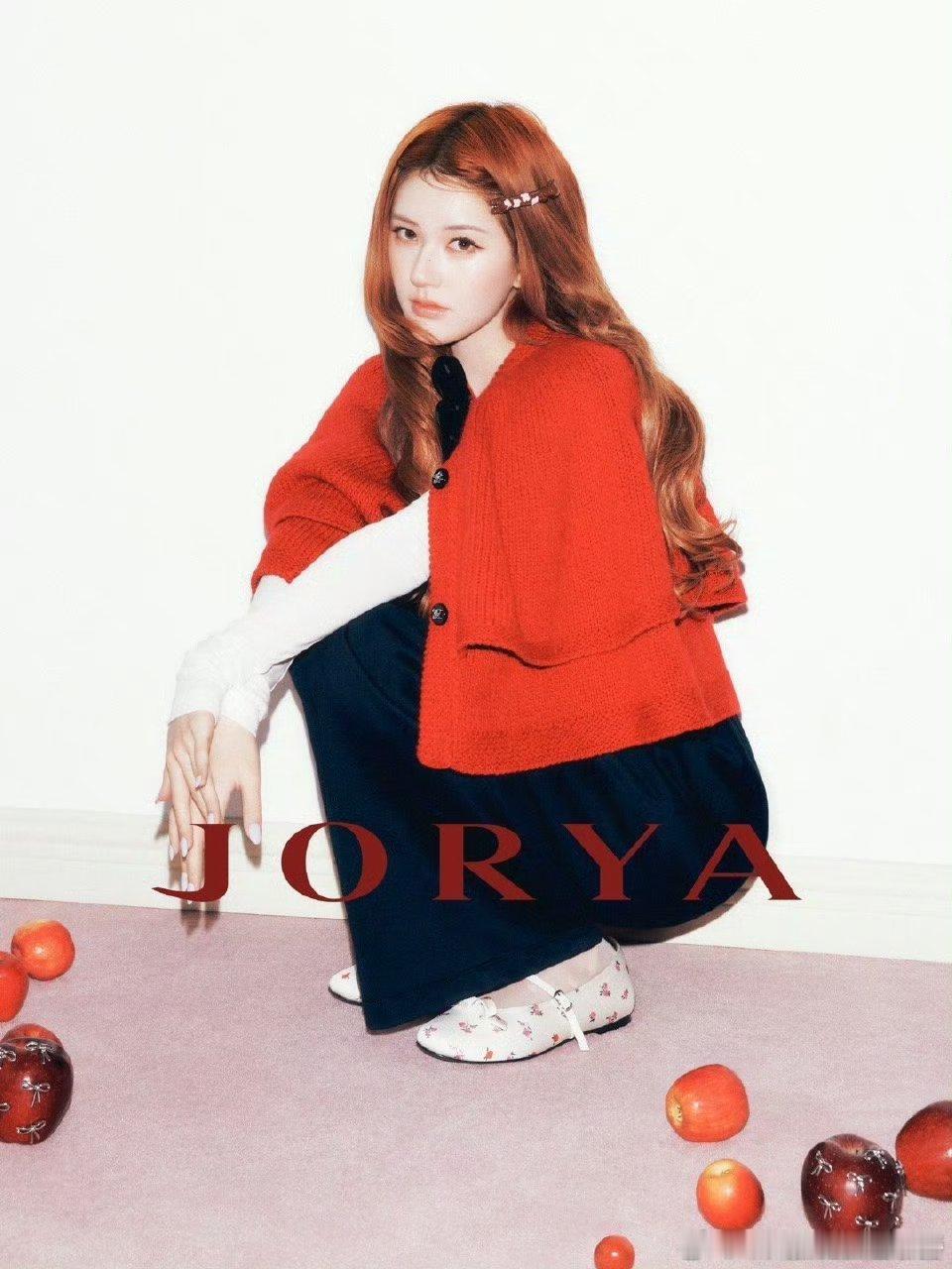 赵露思JORYA 全球品牌代言人兼服装设计师 ，好会设计的一个小女孩