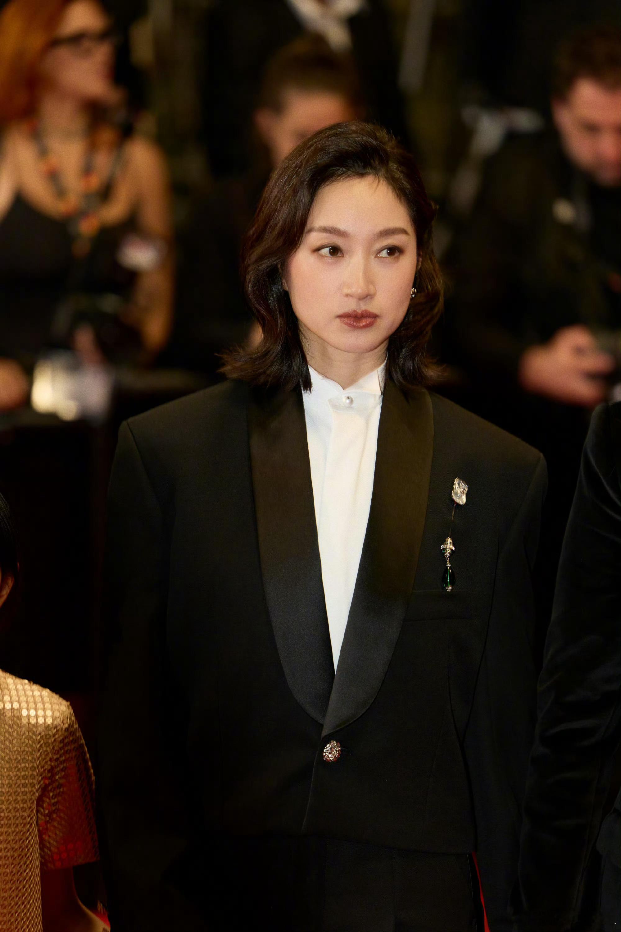 沈佳妮用实力闪耀戛纳沈佳妮终于被更多人看到了本届戛纳唯一入围的华语长片 《无名女