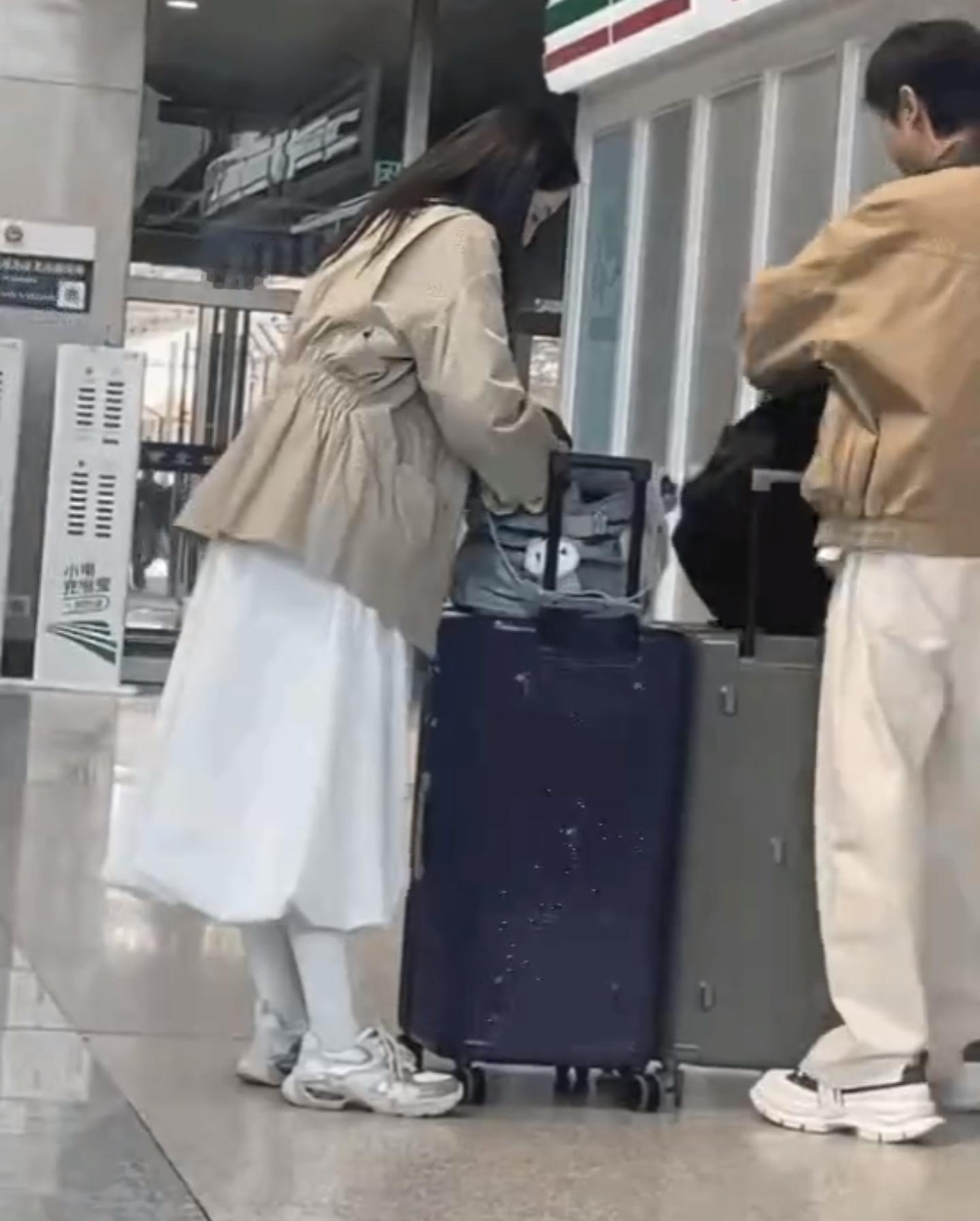 恭喜！女明星董璇被曝二婚，男方疑似是小她几岁的张唯伊。自从经历上一次失败的婚姻后