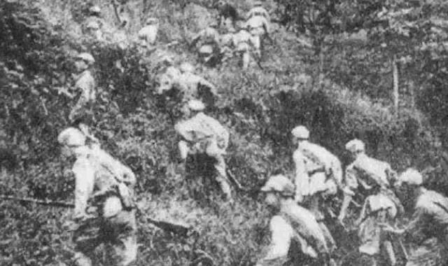 1948年，土匪打散迎亲队伍，围住花轿。匪首把新娘盖头一掀，直了眼：年轻漂亮！冲