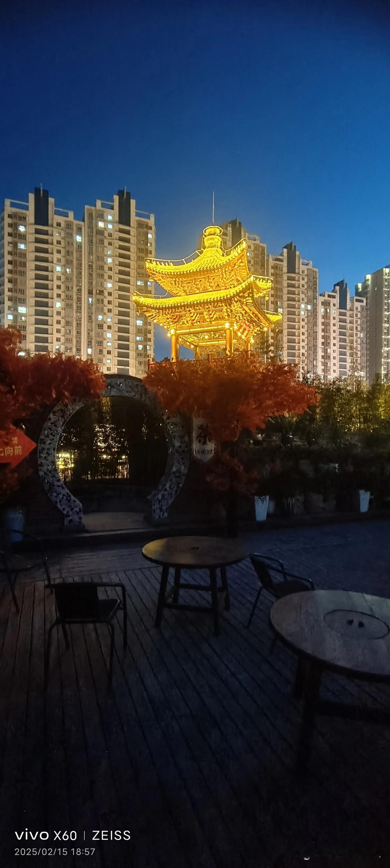 咸阳福园巷子建了个钟楼，傍晚登上去，夜景也好看。