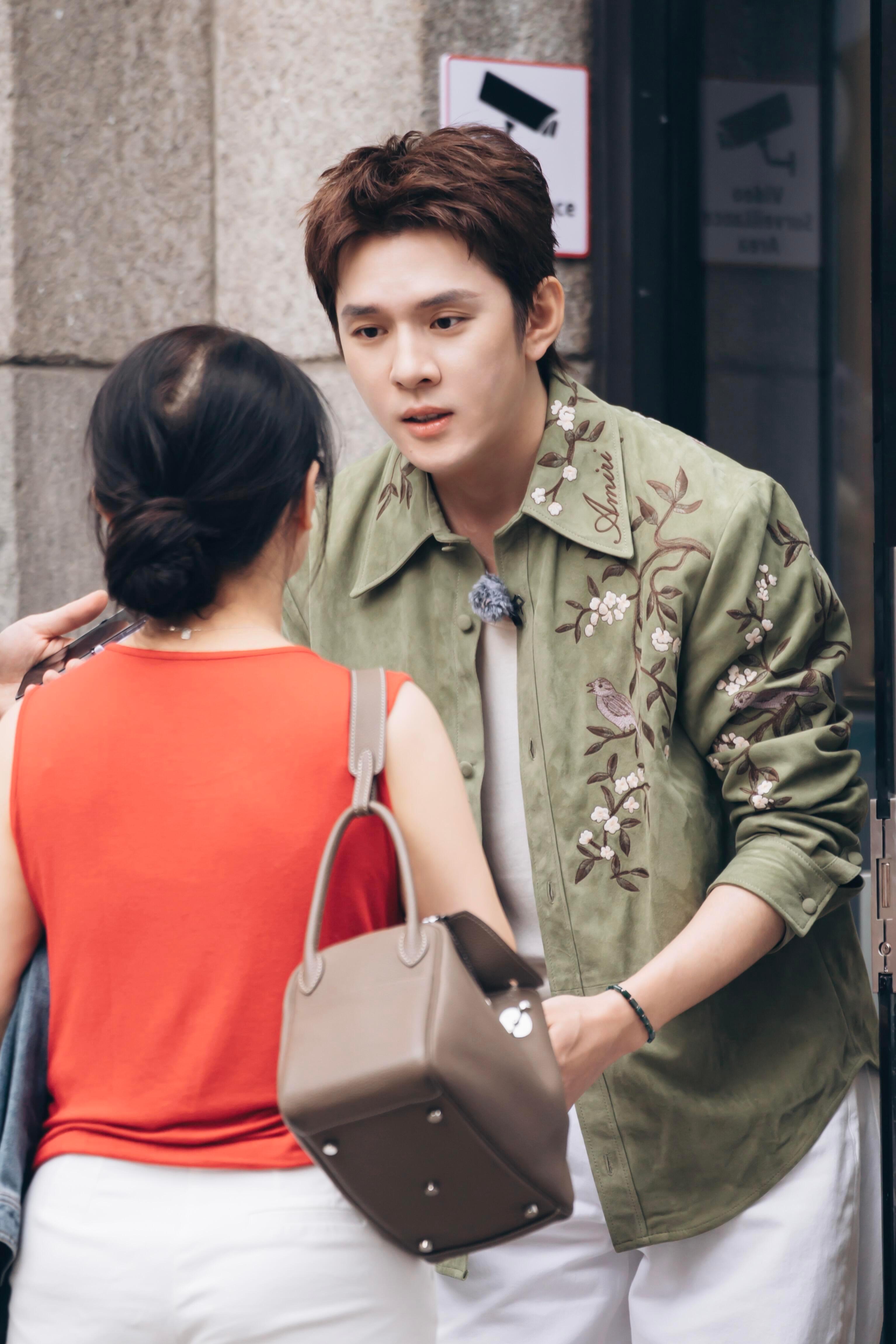 李佳琦只卷自己不卷同事李佳琦上岗一天经验十年以前以为他只会对着镜头喊美眉，现在看