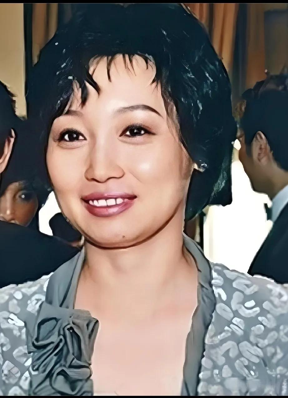 论相貌，宗庆后的原配施幼珍比情人杜建英更周正、漂亮，但杜是名校毕业的才女。
论气