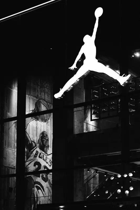 詹姆斯真的超越篮球之神乔丹了吗?勒布朗·詹姆斯和迈克尔·乔丹是NBA历史上最伟大