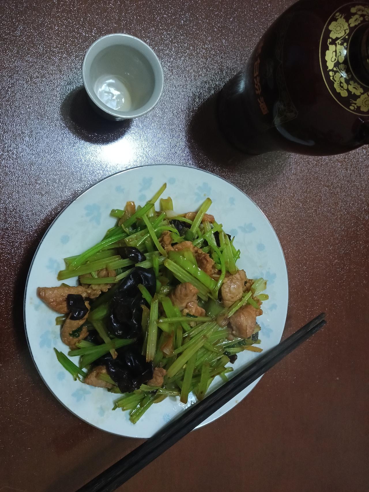 有时间吗？
来老家喝一杯。
初中同学喊话了。
四十多年没有见面，
初中同学怎么有