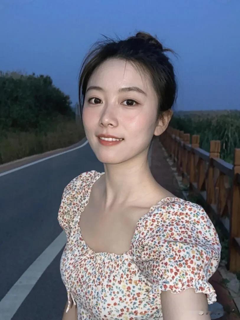 跟异性聊天这事，真别太频繁。
 
你想啊，天天跟同一个异性聊，一周、一个月下来，