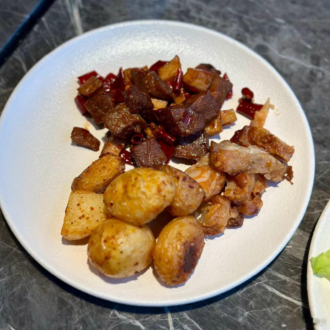 晚餐，一大盘沙拉。杏鲍菇牛肉，一些鸡肉，还有不少烤的小土豆。总体来说还是比较健康