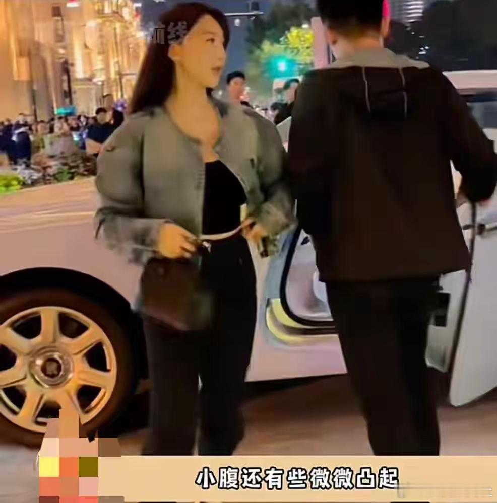 有网友在上海外滩偶遇退网的叶珂，她穿着宽松牛仔上衣，小腹微隆，开着白色劳斯莱斯在