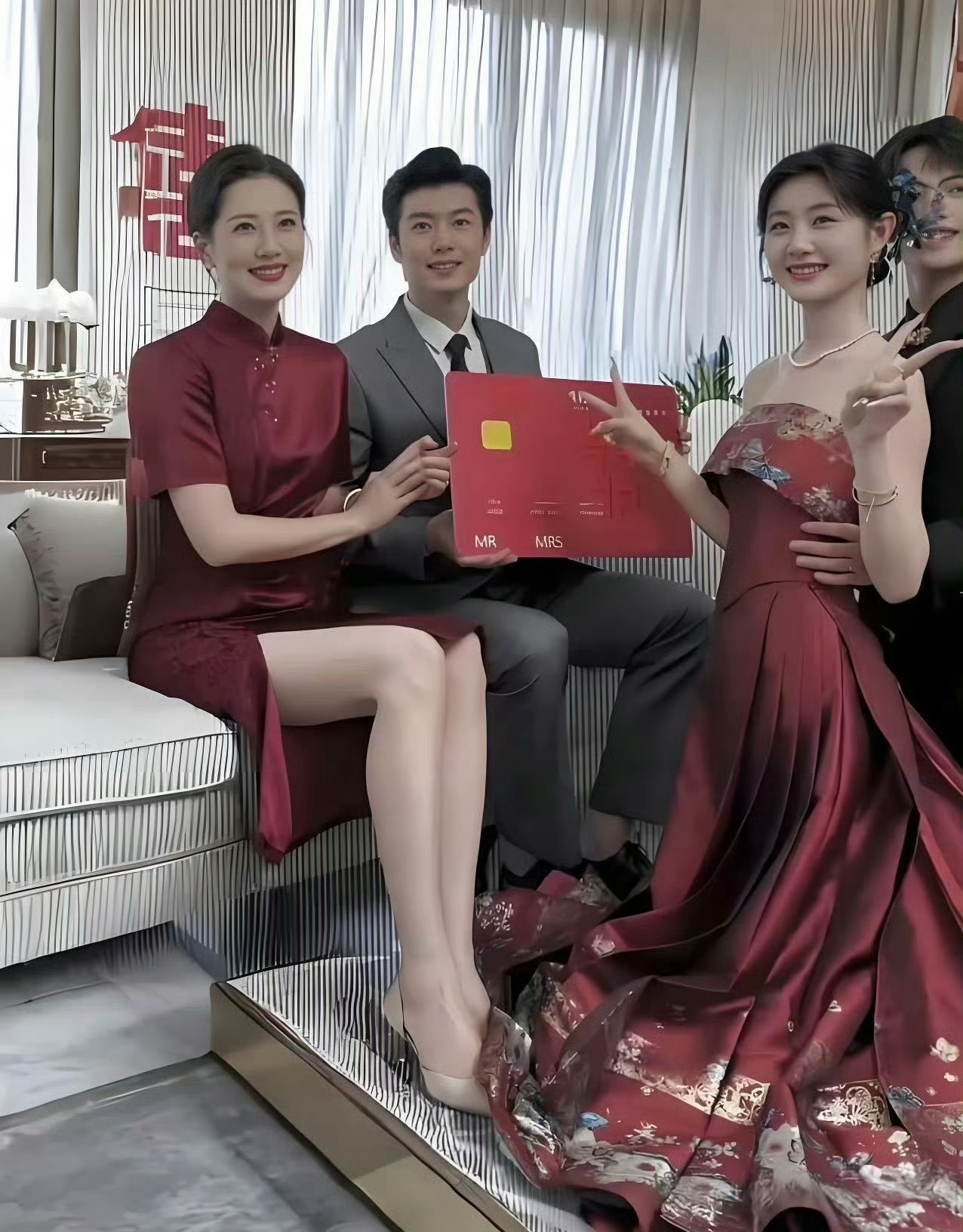 婚礼现场左边是婆婆，右边是儿媳，比儿媳还有排面的婆婆 
