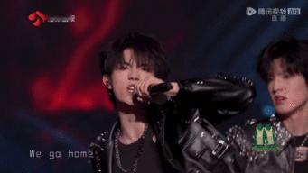 朱志鑫苏新皓成团后首个跨年舞台  朱志鑫苏新皓以实力霸屏跨年舞台，青春朝气四溢，