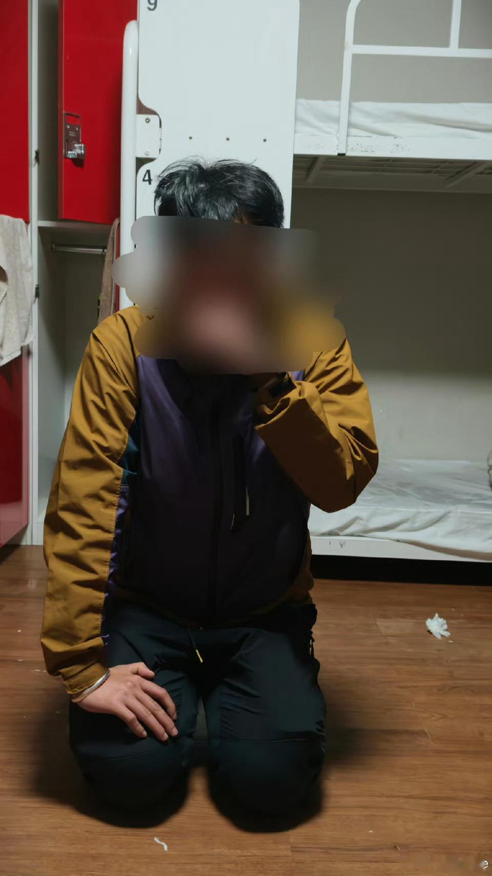 中国女生遭日男性骚扰韩警不作为。一位中国女生第一次去韩国旅游，在一家青旅混合宿舍