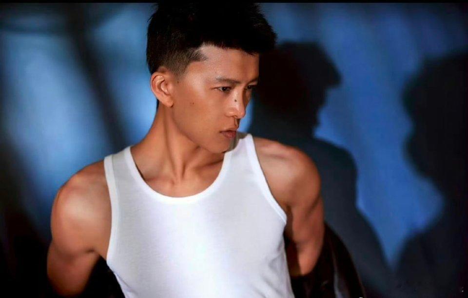 #李九霄在内娱赛道另辟蹊径# 咳咳咳，咱李九霄主打一个独特的嘞，默默的开创了一条