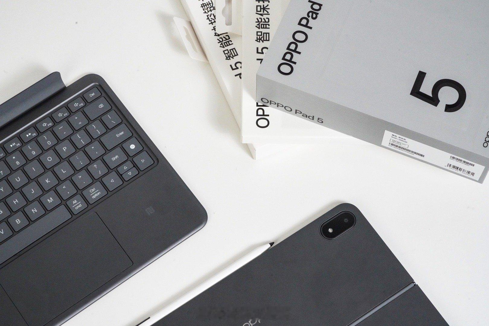 小伙伴们！我的灰色OPPO Pad 5 到啦！真机的颜值和质感真的戳中我了，说是