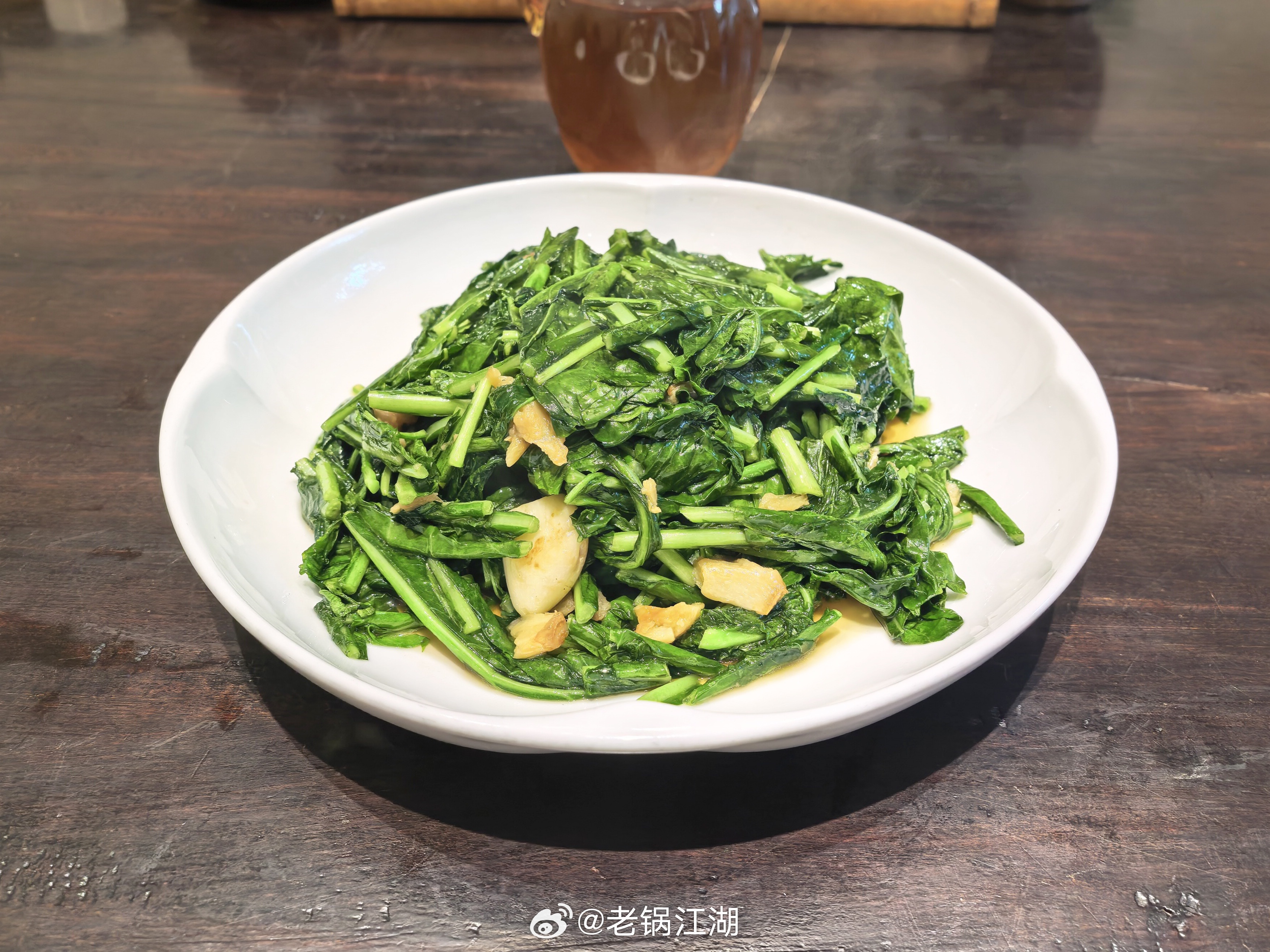 味精与鸡精不宜多用。味精、鸡精都是烹调常用的提鲜调料，味精主要成分为谷氨酸钠，鸡