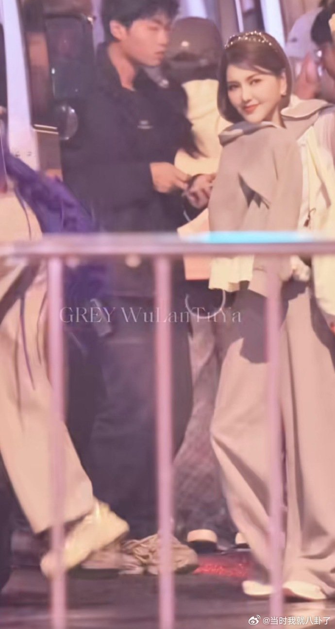 乌兰图雅 半永久嬉皮笑脸都累没了 为了呈现最好的舞台，太敬业了！给我们小涂鸦半永