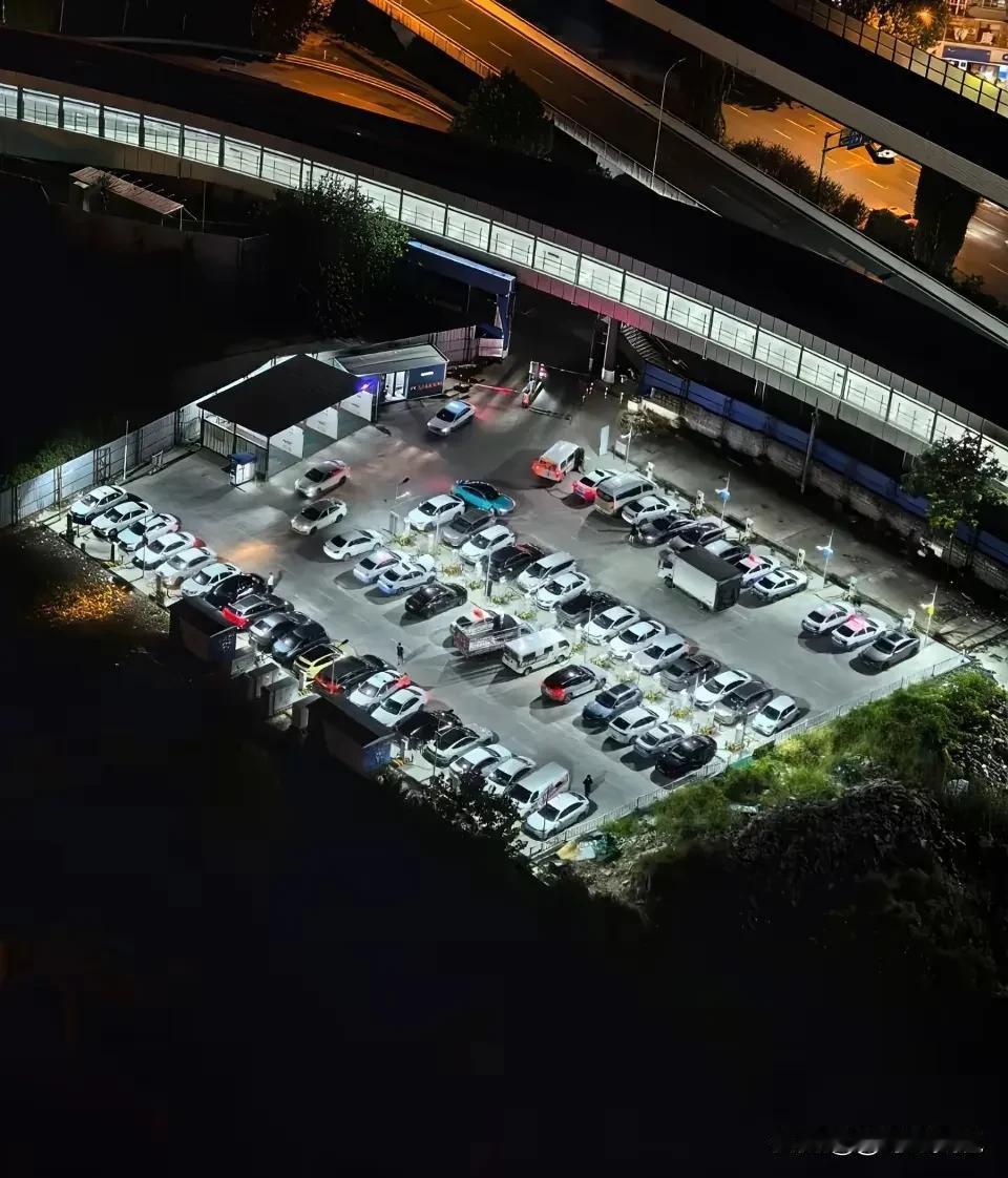 问大家一个问题，为什么新能源汽车都喜欢十二点后去充电，那么晚去充电不累吗，我开燃