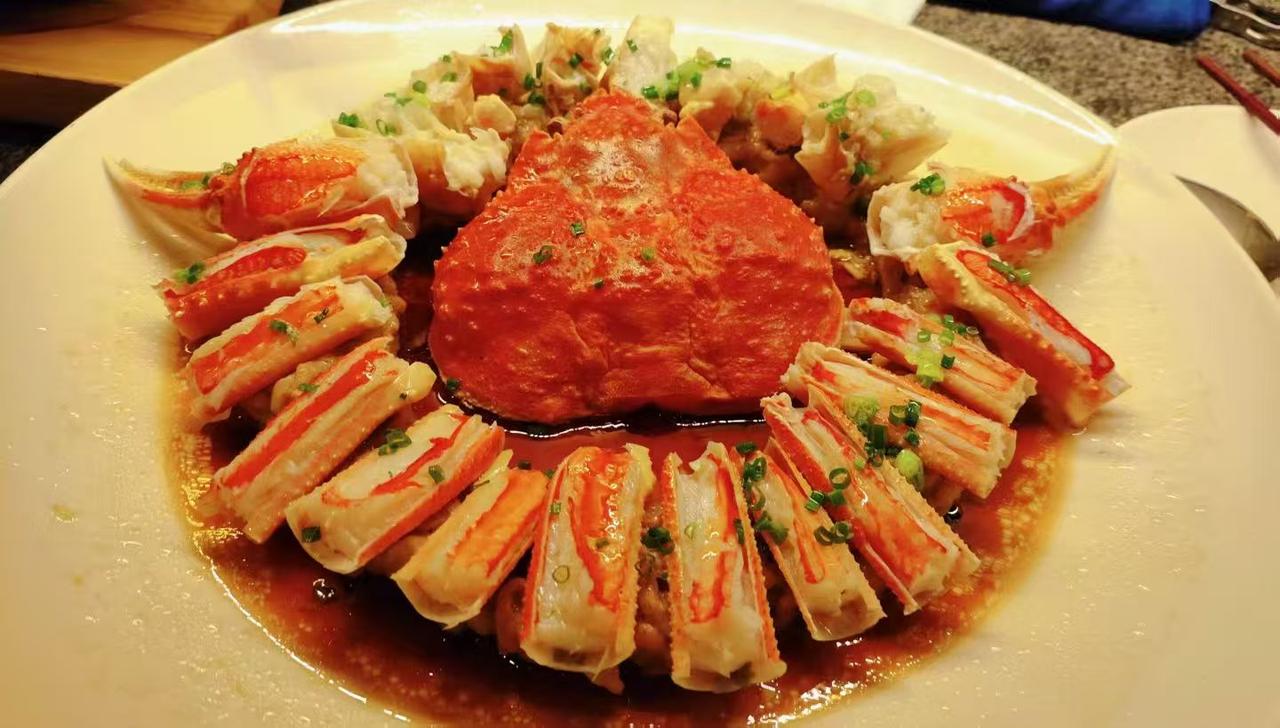 美味的海鲜大餐，鲜嫩多汁的螃蟹，配上浓郁的酱汁，绝对让你垂涎欲滴。