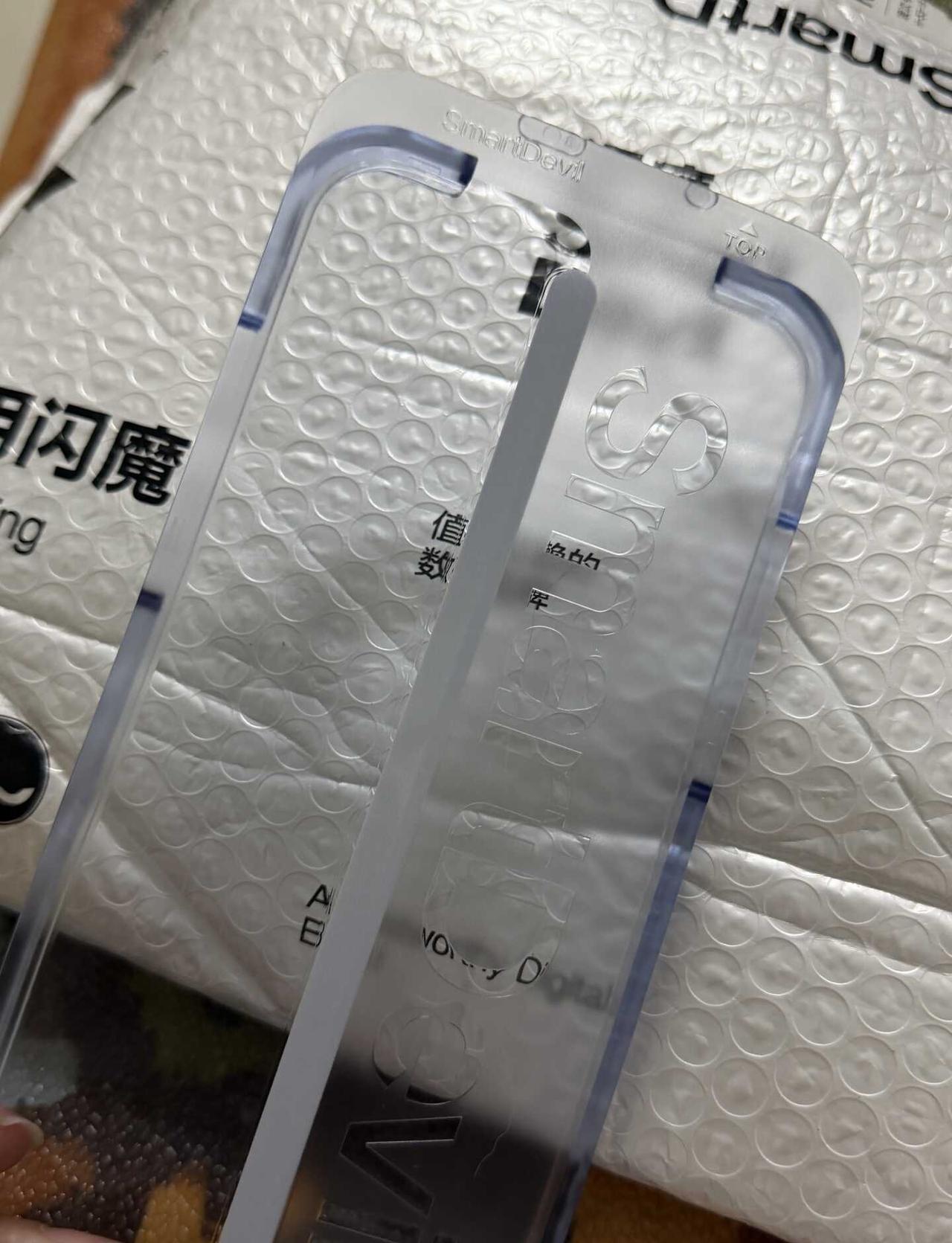 为什么不花多点心思在手机膜上呢
辅助器看起来就非常的硬，有一种下血本在辅助器的感