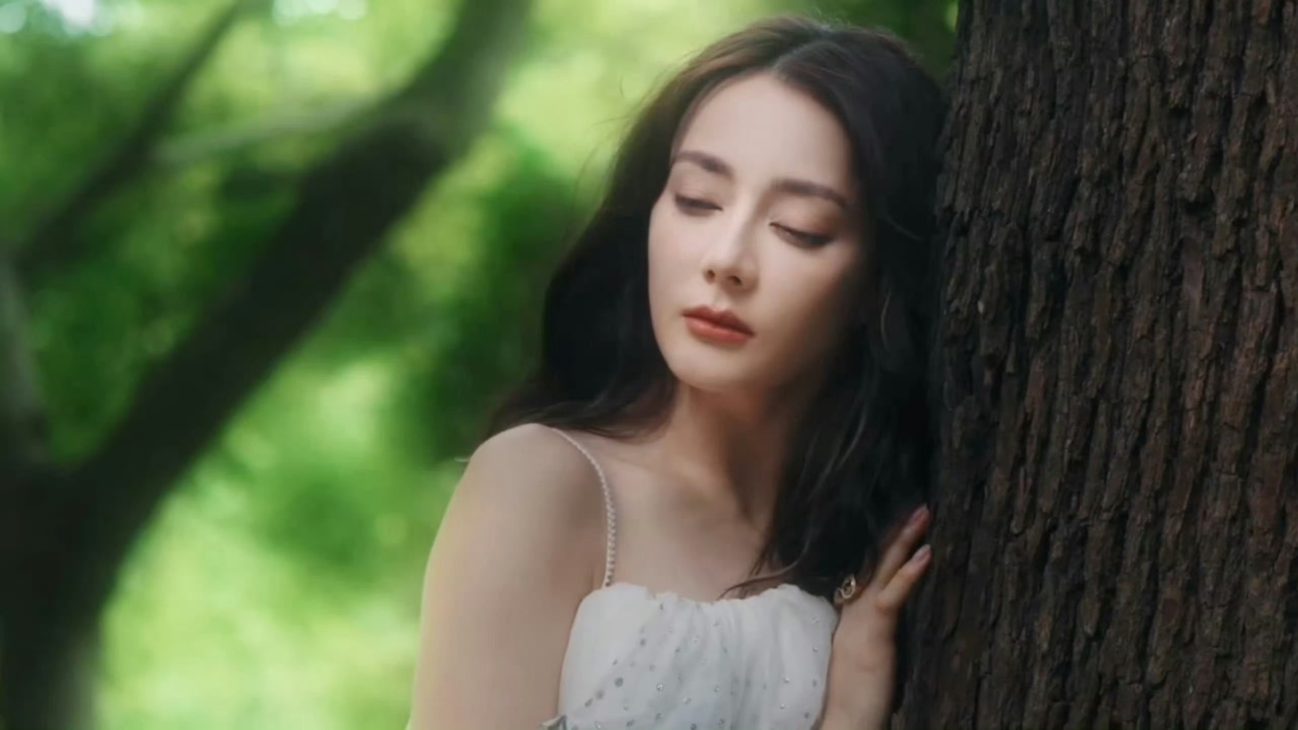 迪丽热巴vogue单封预告迪丽热巴的出场方式热巴vogue单封预告来了！美神降临