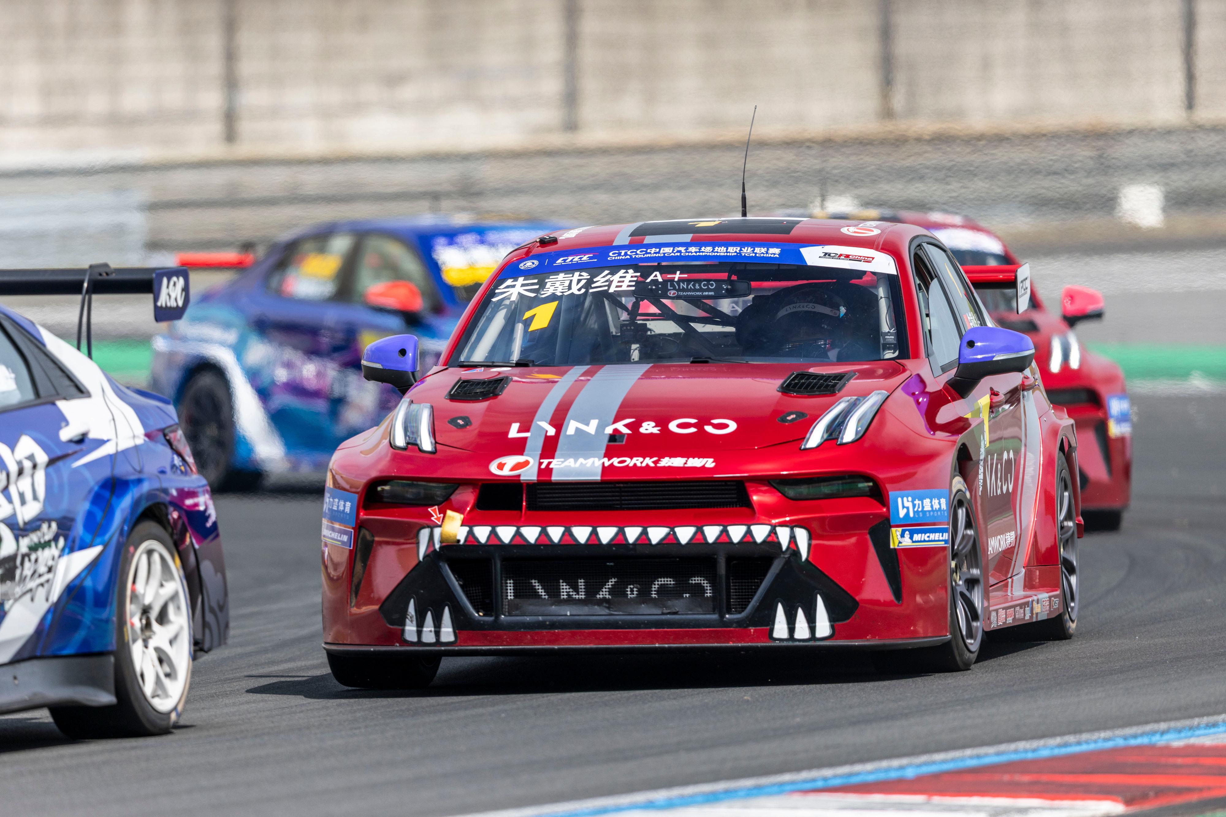 中国首款量产TCR赛车——领克03+TCR，在TCR China上海揭幕战上拿下