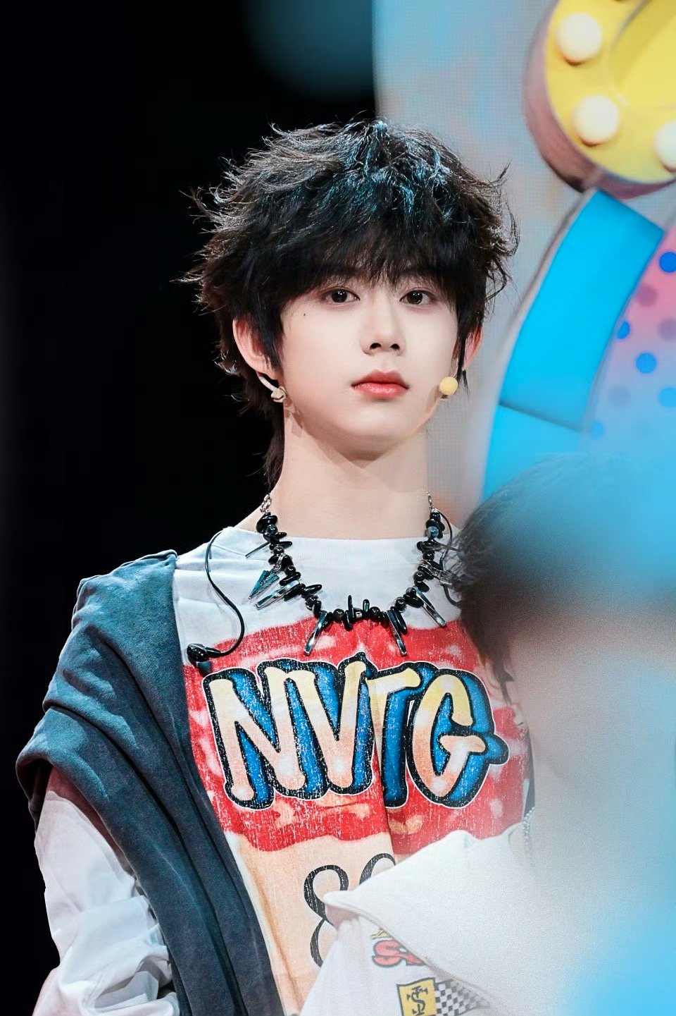 陈奕恒川渝春晚饭拍，卷毛造型自带少年感buff，新歌首秀的舞台张力拉满📸 