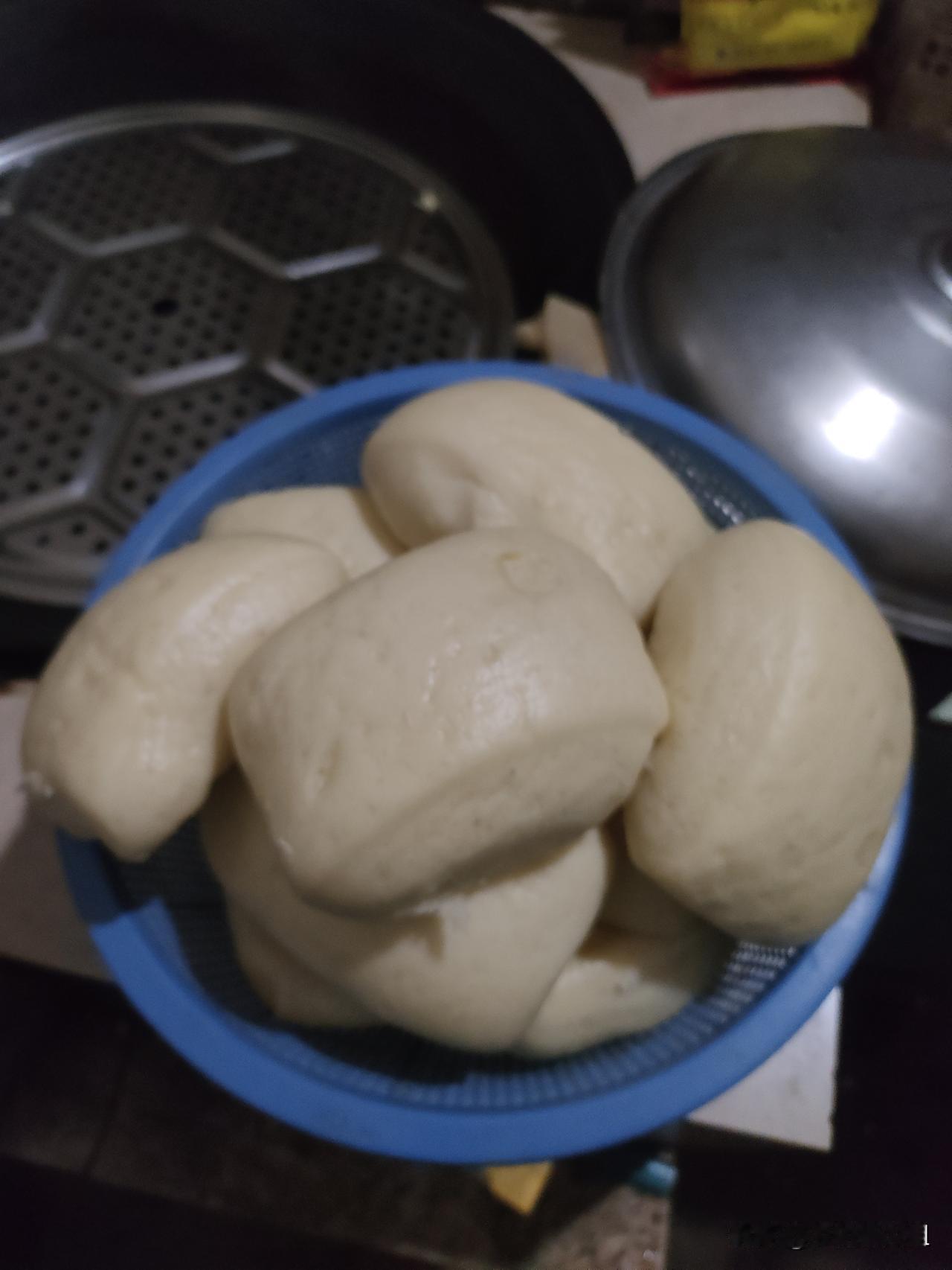 馒头冷水上锅蒸还是热水上锅蒸?
蒸馒头要看气温，如果是冬天蒸馒头，气温低，把做好