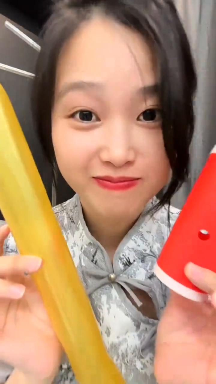 扎不破的气球。
大家好，这里有一个气球还有一个桶，这个桶没有任何的问题。接下来把