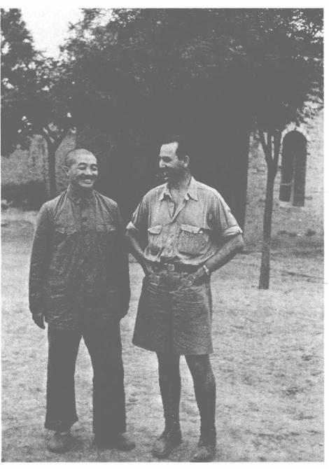 1937年夏，贺龙元帅与美国记者福尔曼的珍贵合影。
1937年7月7日前后，福尔
