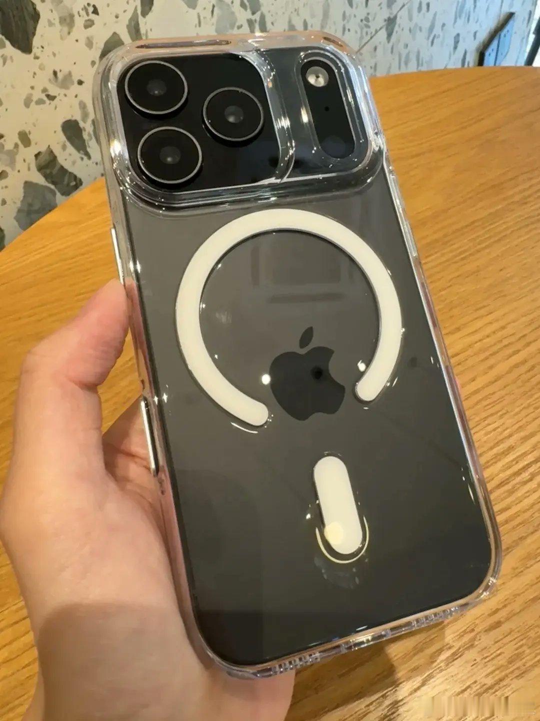 建议购买iPhone 17后都配一个官网的透明壳你看这颗粒度对的有多齐[haha