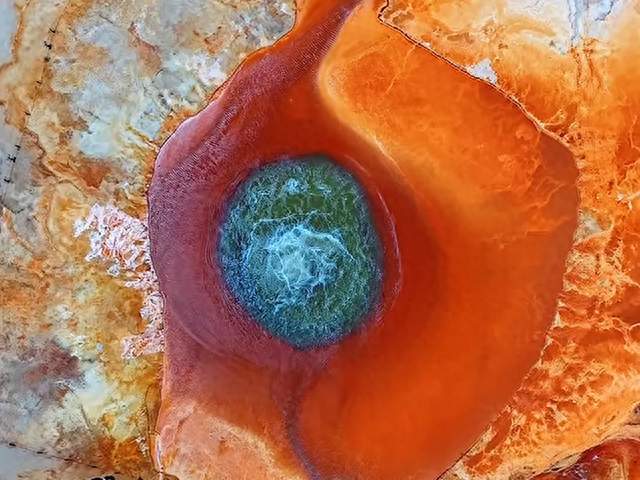 “恶魔之眼”，藏在青海荒原中的血色瞳孔
