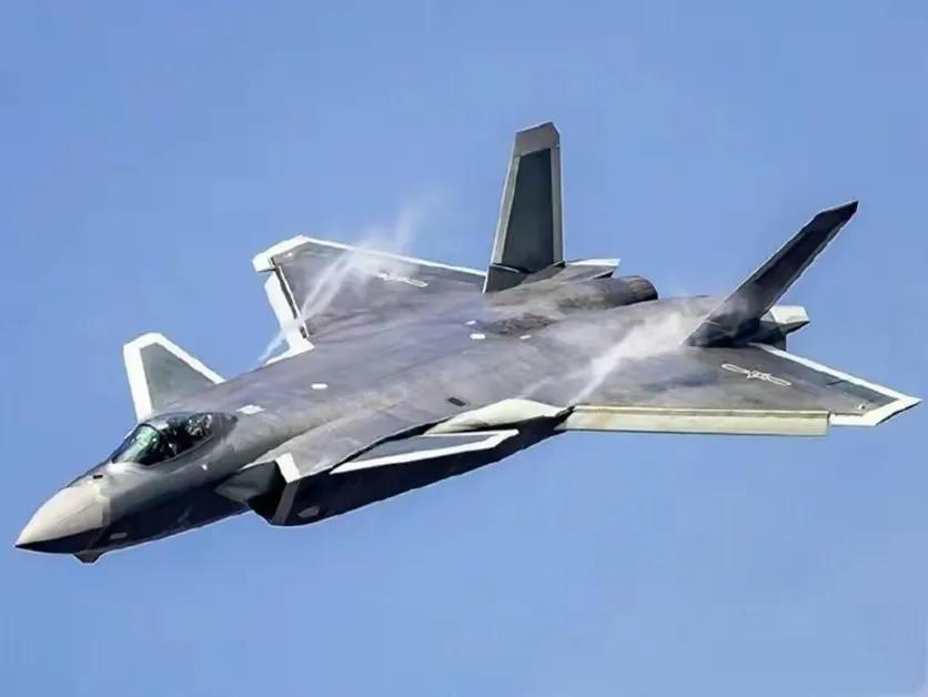 歼20驱离F-35，大国空军扬威东海！
 
最近，央视公开了一段热血沸腾的空战画