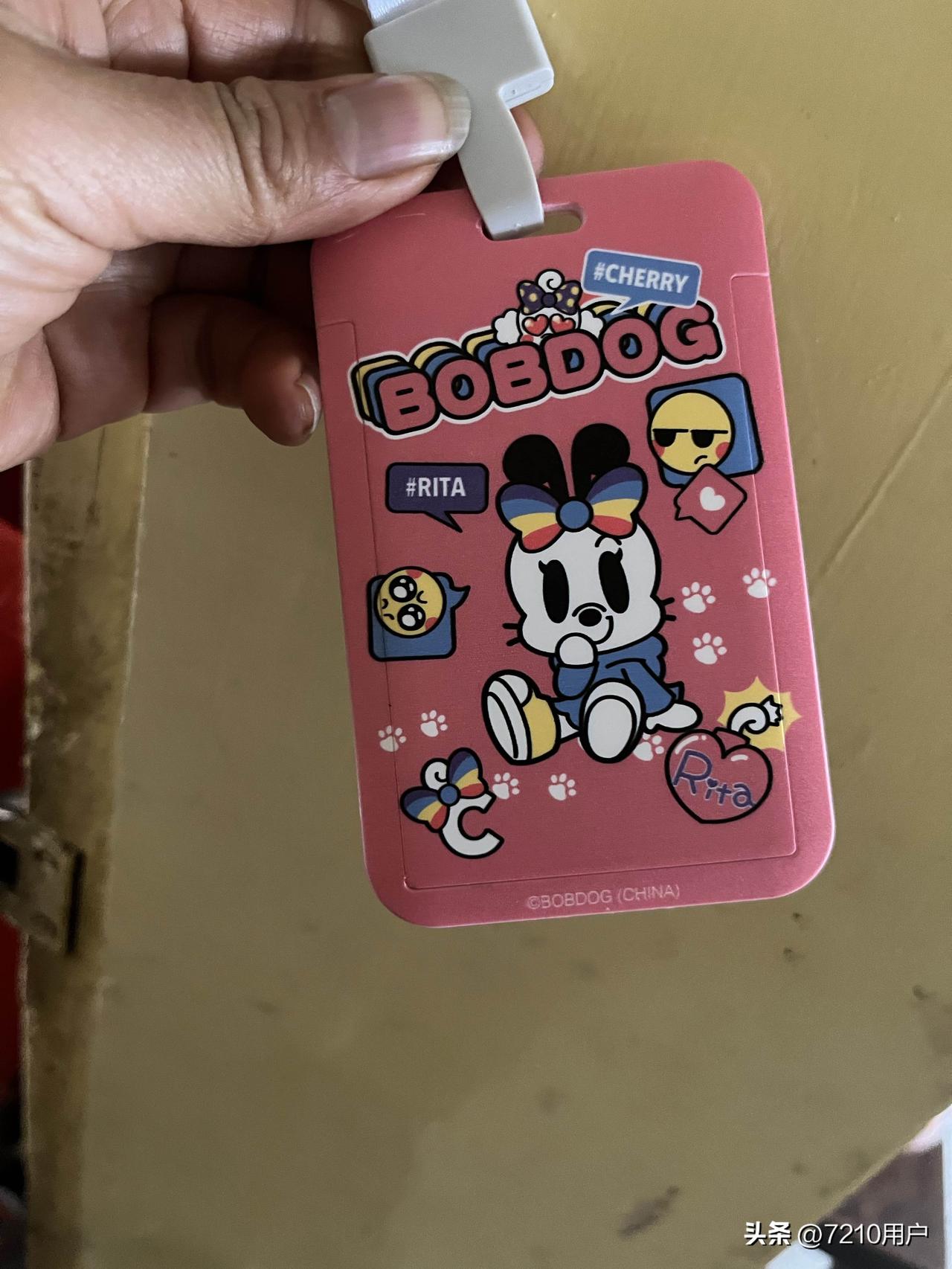 很多老人到了一定年纪好像小孩一样，今年过年前，我妈的老年卡掉了，我原本想她年纪大