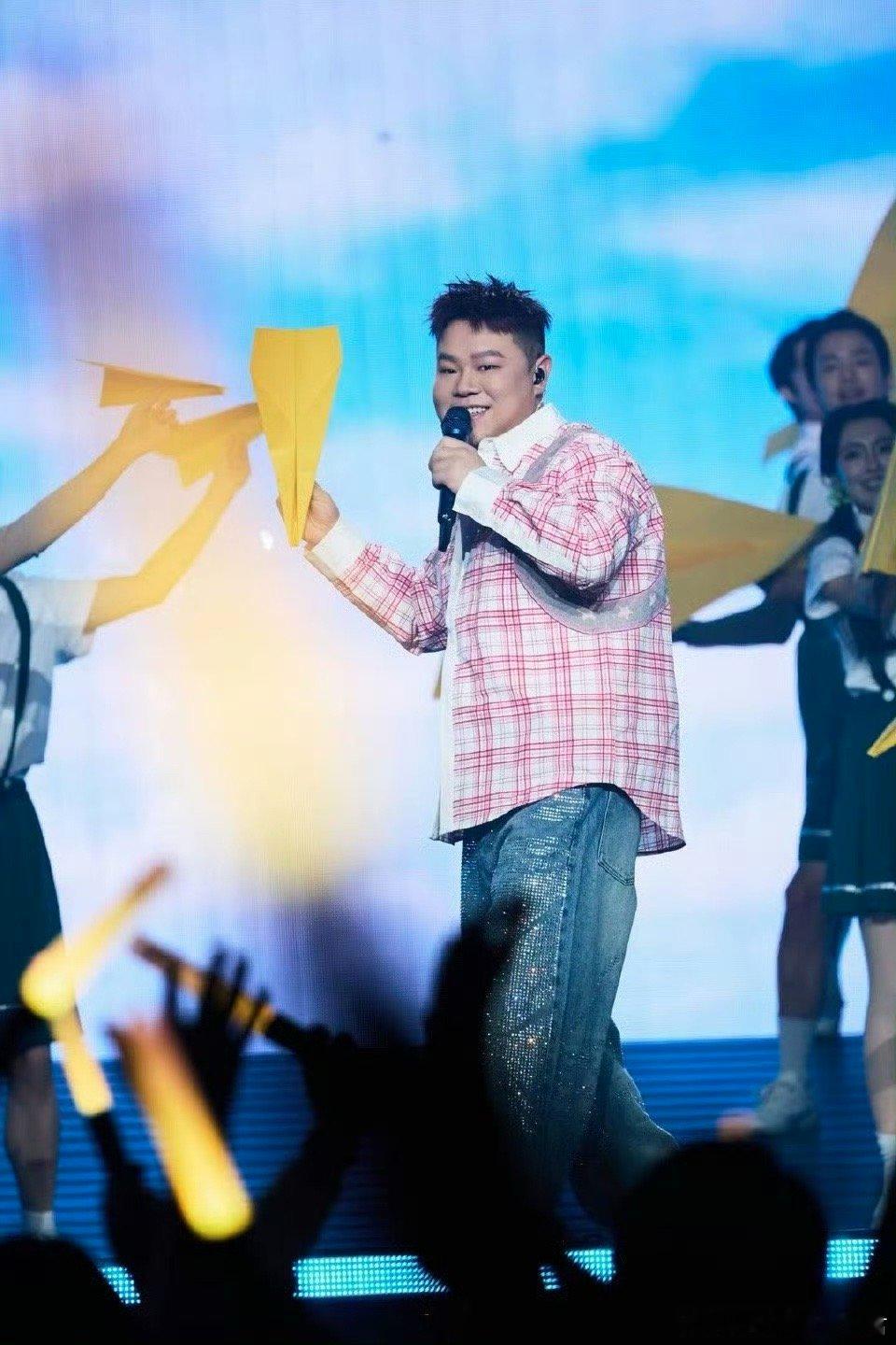 岳云鹏重生之我在重庆追燕子 当年追车的岳云鹏，今年在重庆开唱了！一句“燕子”贯穿