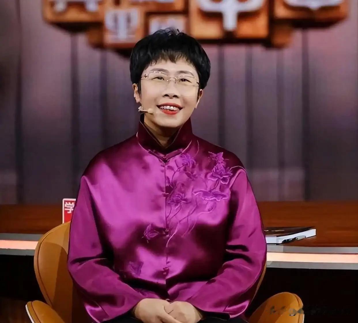 你敢信吗？前阵子还在诗词大会上温温柔柔讲唐诗宋词的蒙曼，就因为聊了几句清朝，直接