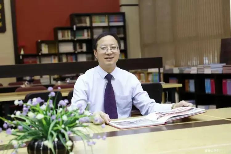 高翔，男，1972年生于四川南江县，毕业于延安大学，汉中市龙岗学校校长。高翔出身