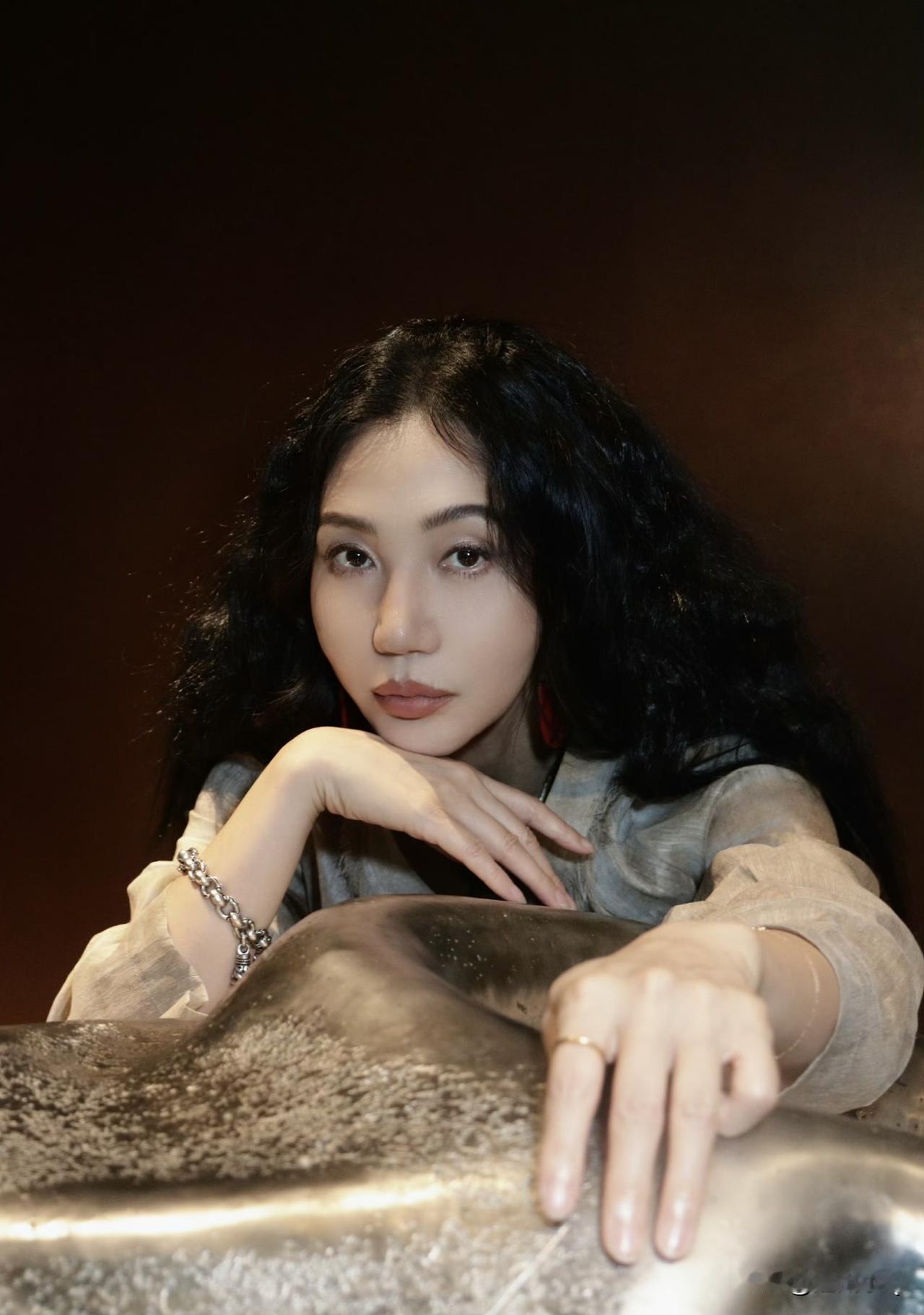 这竟然是歌手阿朵啊，有种错觉像刘惜君。也不知道是妆发的原因还是别的，总感觉和原先