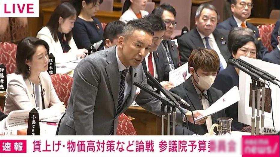 高市早苗出席国会遭围攻，小泉单膝跪地救驾失败，现场一片嘘声！
12月16日，日本