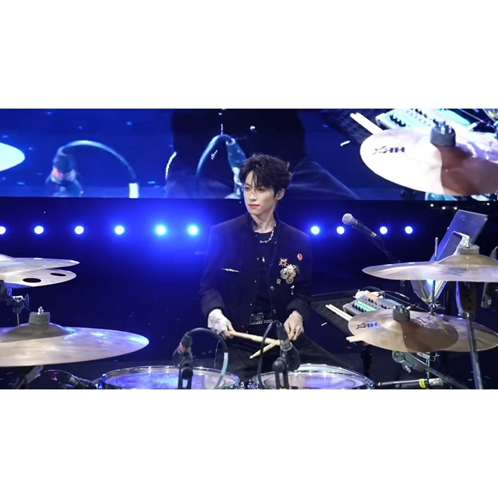 每次都给大家带来不一样的惊喜，是敢于挑战自己的梓渝！超级棒！梓渝打架子鼓超级帅～