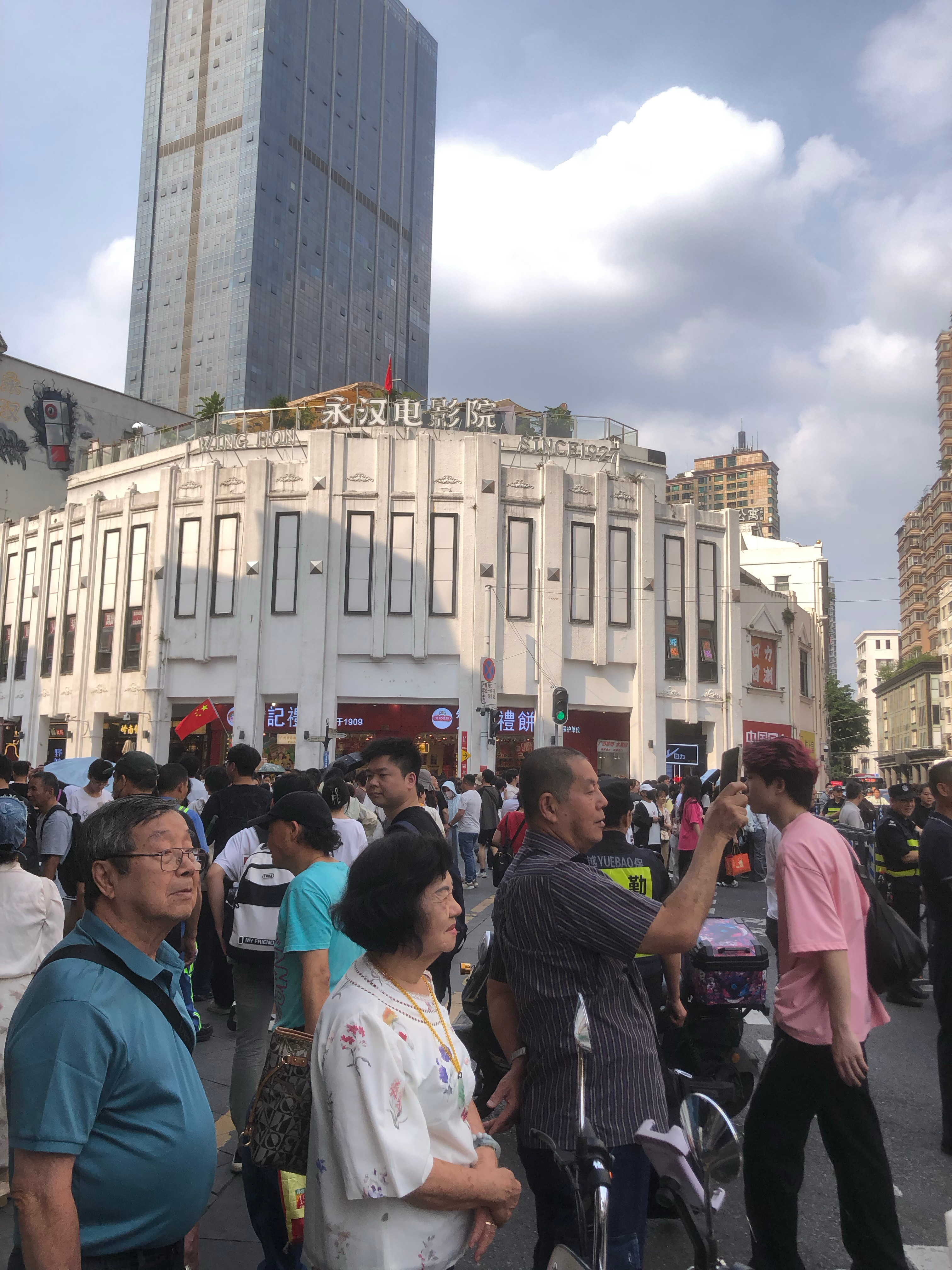 广州三日又下大雨五一假期第一天，北京路步行街被游客挤爆 五一假期特种兵打卡广州 